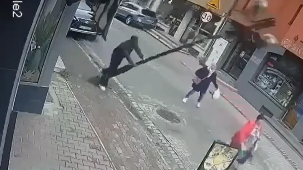 Πολωνία: Ακούμπησε σε κολώνα για να ξεκουραστεί κι αυτή έπεσε πάνω σε γυναίκα – Αδιανόητο ατύχημα (βίντεο)