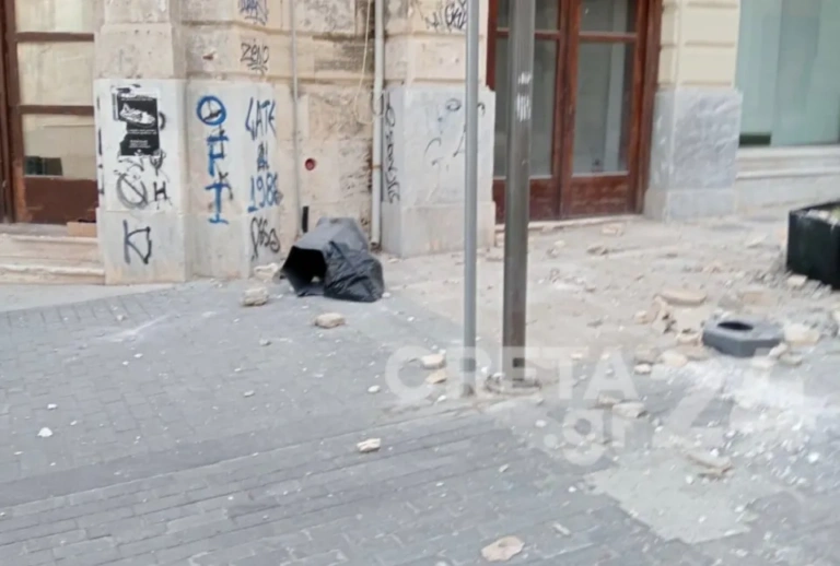 Σεισμός στη Κρήτη: Κατέρρευσε τμήμα κτηρίου στο Ηράκλειο – Αποκλείστηκε το σημείο