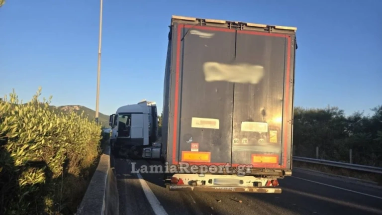 Τροχαίο στη Φθιώτιδα: Νταλίκα δίπλωσε στην εθνική οδό μετά από πρόσκρουση σε τοιχίο [εικόνες]