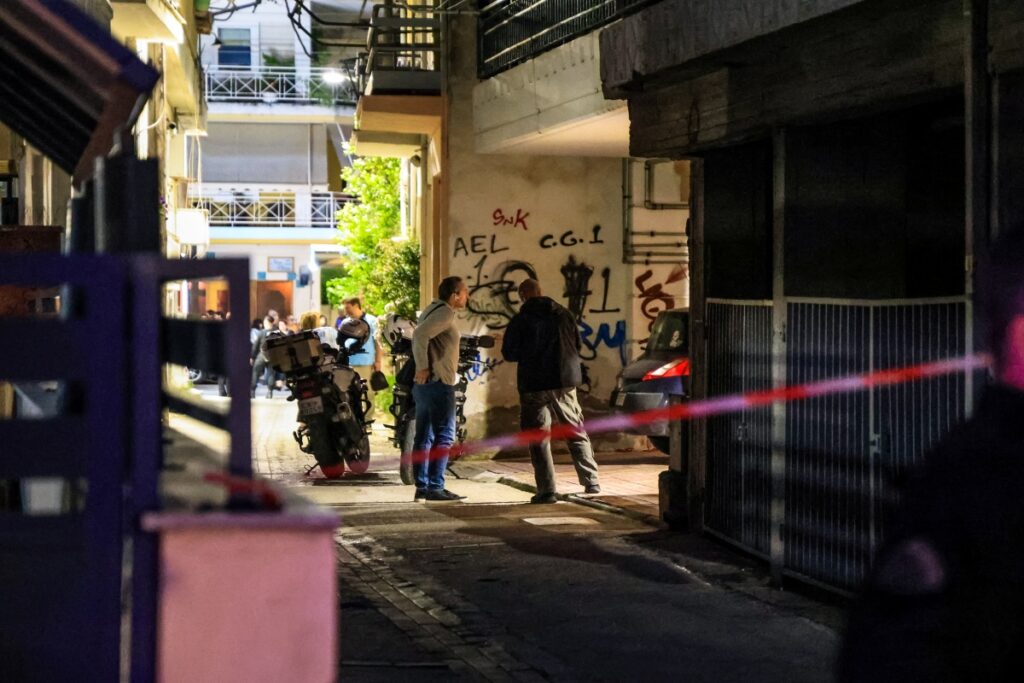 Δολοφονία στη Λάρισα: Έφτασε στο Δικαστικό Μέγαρο ο 21χρονος μητροκτόνος
