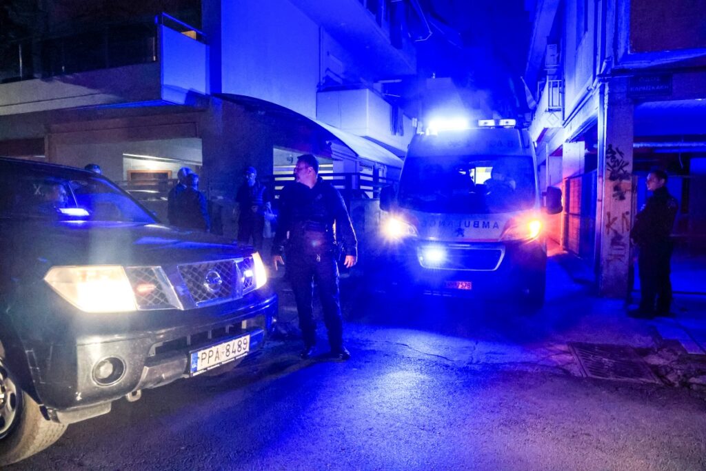 Λάρισα: Ο 21χρονος καθάρισε το σπίτι μετά τη δολοφονία της μητέρας του – Βίντεο ντοκουμέντο απ