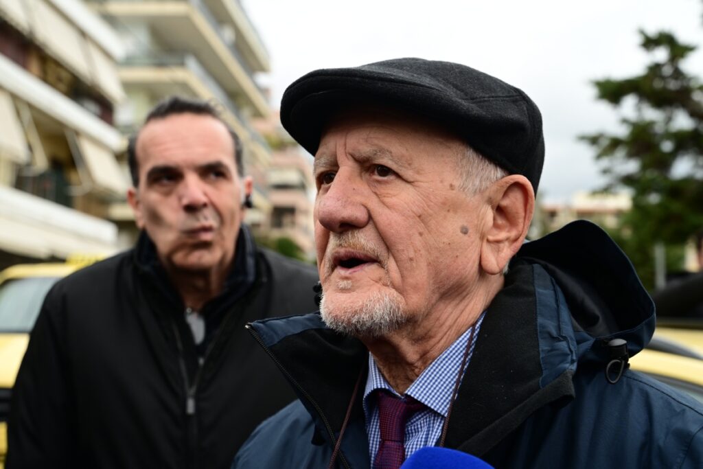 Σόου Λυμπερόπουλου μέσα στο υπουργείο Μεταφορών – Έψαχνε τον Κυρανάκη