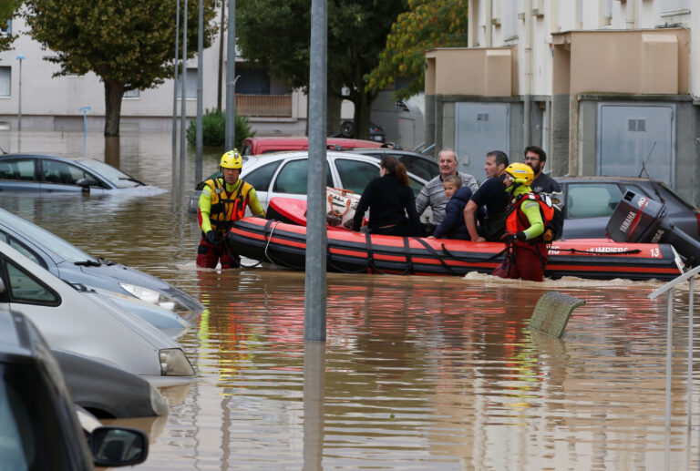 Φονικές πλημμύρες στη Γαλλία: Τουλάχιστον τρεις νεκροί – Επιπτώσεις στις μεταφορές