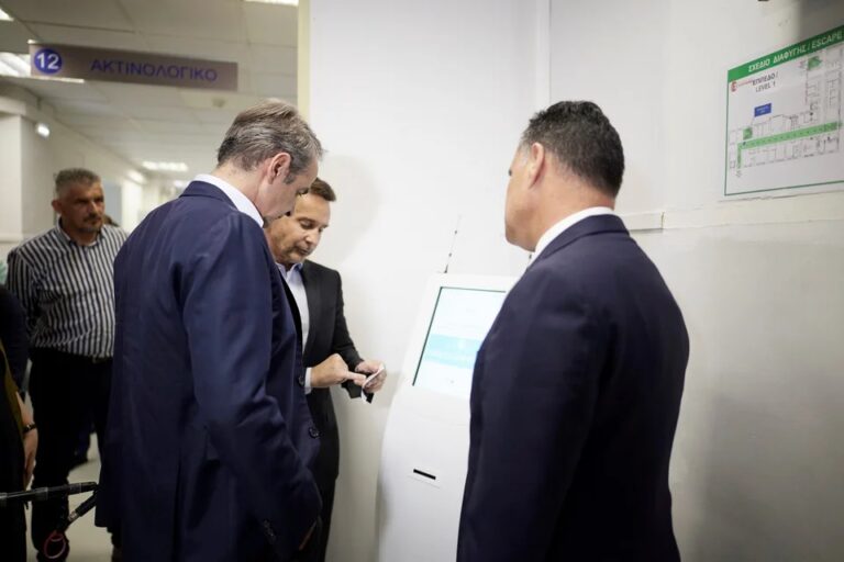 Μητσοτάκης στον «Ευαγγελισμό»: Ενημερώθηκε για τo «βραχιολάκι» στο ΤΕΠ, μίλησε με νοσηλευτές και ασθ