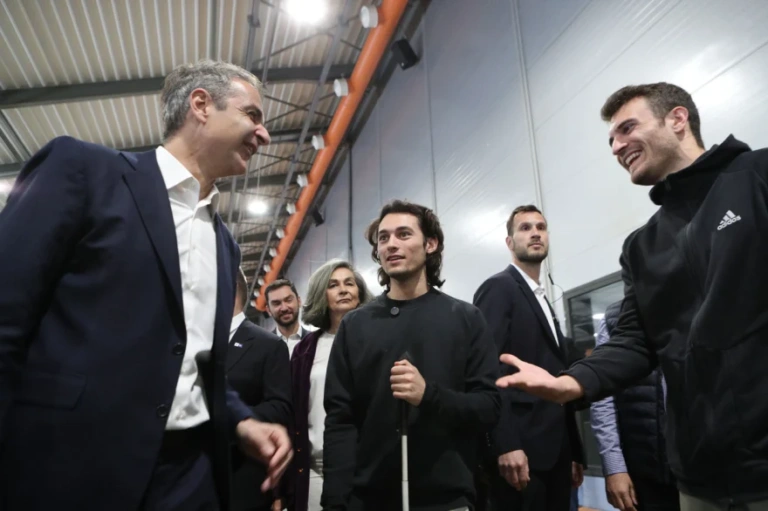 Μητσοτάκης: Στα ανακαινισμένα γήπεδα στίβου και ξιφασκίας στην Παιανία