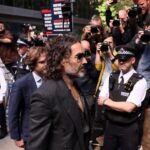 Ράσελ Μπραντ: Δήλωσε «αθώος» στις κατηγορίες για βιασμό και σεξουαλική επίθεση – Η δίκη ξεκινά τον Ιούνιο του 2026