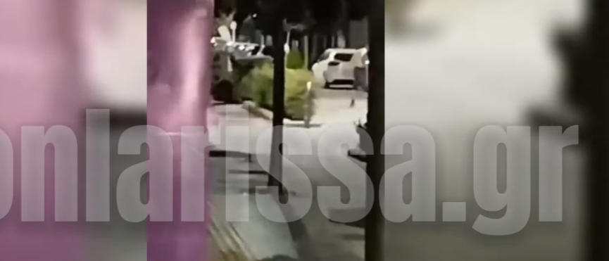 Αναστάτωση στη Λάρισα: Γυμνός άνδρας στη μέση του δρόμου… άκουγε μουσική και έπινε αλκοόλ [βίντεο]