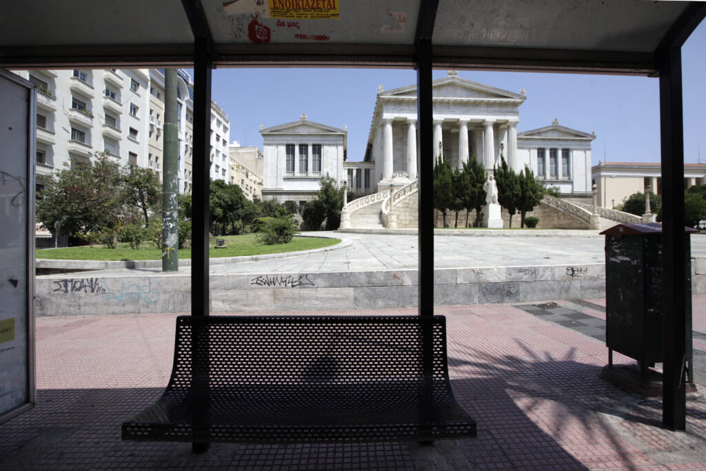 Τρομακτικό: Κάνουν εμπόριο ναρκωτικών με αυτοκόλλητα QR Code σε πλατείες!