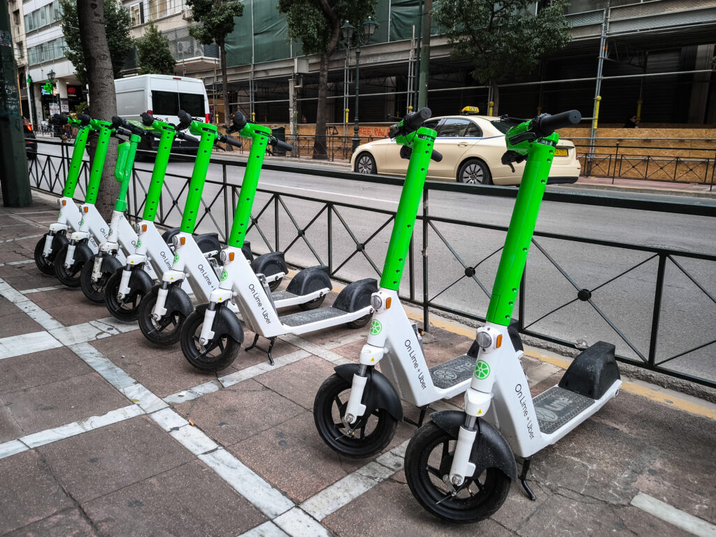 Ηλεκτρικά πατίνια: Περιορισμούς εξετάζει ο δήμος Αθηναίων - Σε ποια σημεία