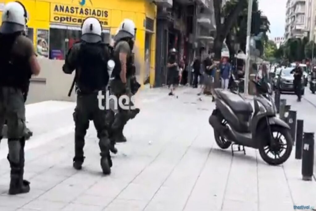 Θεσσαλονίκη: Συνελήφθη κρανοφόρος όταν πέταξε πέτρα σε αστυνομικούς – Δείτε το βίντεο ντοκουμέ