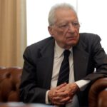 Πέτρος Μολυβιάτης: Το τελευταίο «αντίο» για τον εμβληματικό πολιτικό – Τυλιγμένη με την ελληνική σημαία η σορός του [Εικόνες-Βίντεο]