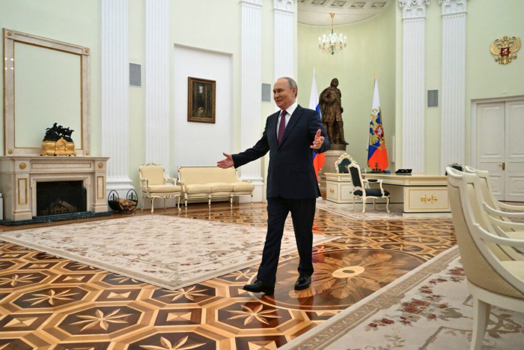 Ο Πούτιν ανοίγει την πόρτα του χλιδάτου διαμερίσματός του στο Κρεμλίνο – Επιχρυσωμένοι τοίχοι, πολυέλαιοι