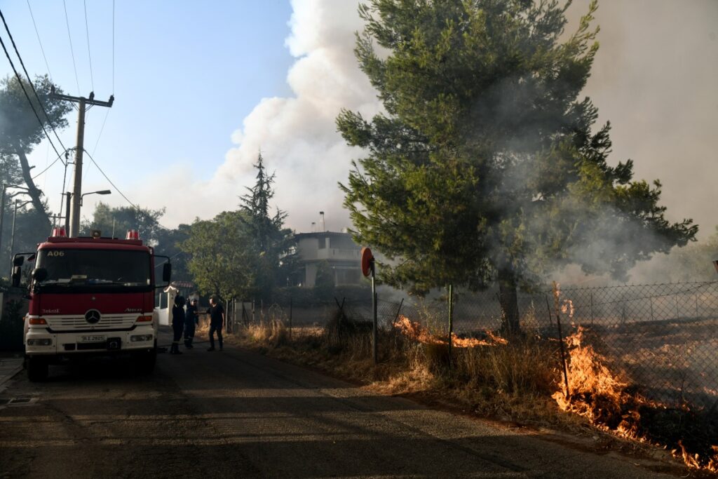 Φωτιά τώρα κοντά στο Άλσος Βεΐκου – Μεγάλη κινητοποίηση της πυροσβεστικής