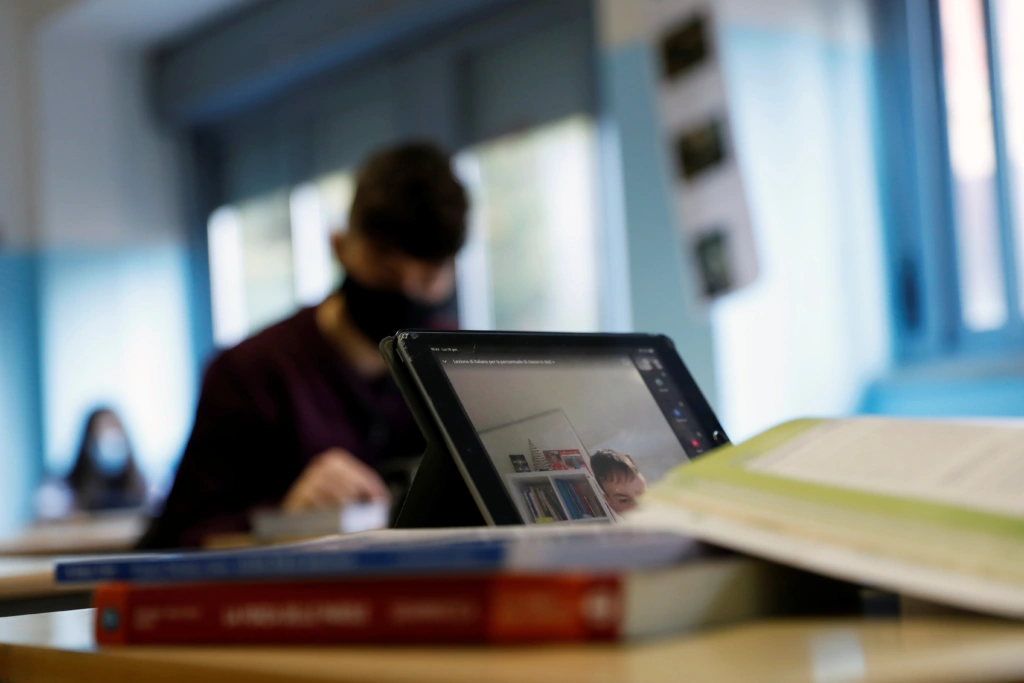 Ιταλία: Ζητάει να απαγορευθούν τα κινητά τηλέφωνα στα σχολεία σε όλη την Ευρωπαϊκή Ένωση