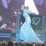 Λαμπερός γάμος για την Ευαγγελία Αραβανή και τον Σπύρο Λάζαρη – Το γλέντι «φωτιά» με Ρέμο, Πανταζή και Αντύπα [εικόνες – βίντεο]