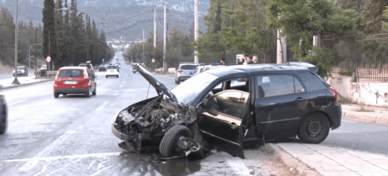 Τροχαίο στη Λ. Κατεχάκη: Αυτοκίνητο έπεσε σε κολόνα – Τραυματίστηκε ο οδηγός