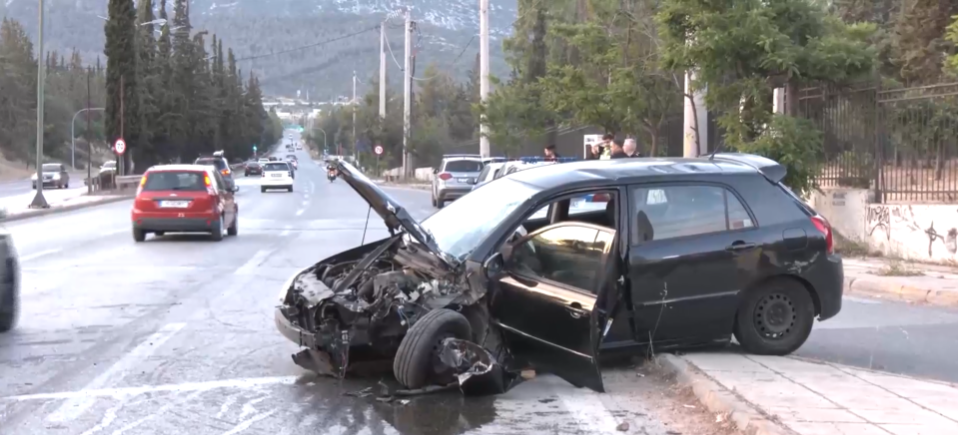 Τροχαίο στη Λ. Κατεχάκη: Αυτοκίνητο έπεσε σε κολόνα – Τραυματίστηκε ο οδηγός