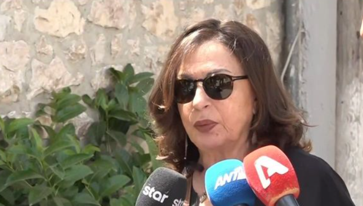 Χάρις Αλεξίου: Συντετριμμένη στο τελευταίο αντίο στον πρώην σύζυγό της, Αχιλλέα Θεοφίλου – «Τα πάντα μπορείς να πεις για τον Αχιλλέα» [βίντεο]