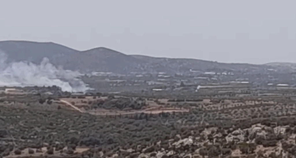 Μαρκόπουλο: Υπό μερικό έλεγχο η φωτιά μετά την άμεση παρέμβαση της Πυροσβεστικής [εικόνες – βίντεο]