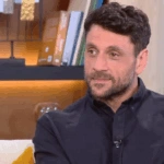 Γιώργος Χρυσοστόμου: Η μοναξιά, οι αλλαγές στη ζωή του και η πιο ακραία πράξη για έναν έρωτα – «Για έναν έρωτα είχα κρεμαστεί σε παράθυρο, για να…» [βίντεο]