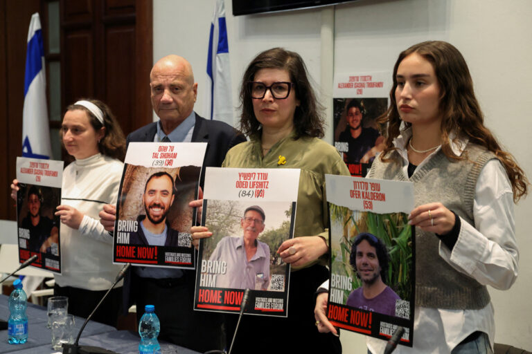 Γάζα: Ο Τραμπ δήλωσε ότι άλλοι τρεις όμηροι είναι νεκροί – «Μαχαιριά στην καρδιά» απαντούν οι οικογένειες ομήρων