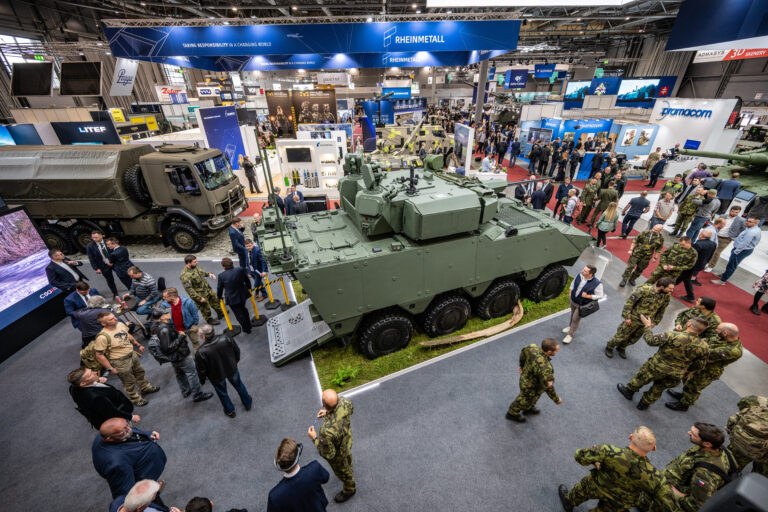 Η Tatra Defence Vehicle του Ομίλου CSG παρουσίασε το νέο τεθωρακισμένο Pandur 8×8 EVO στην IDET 2025