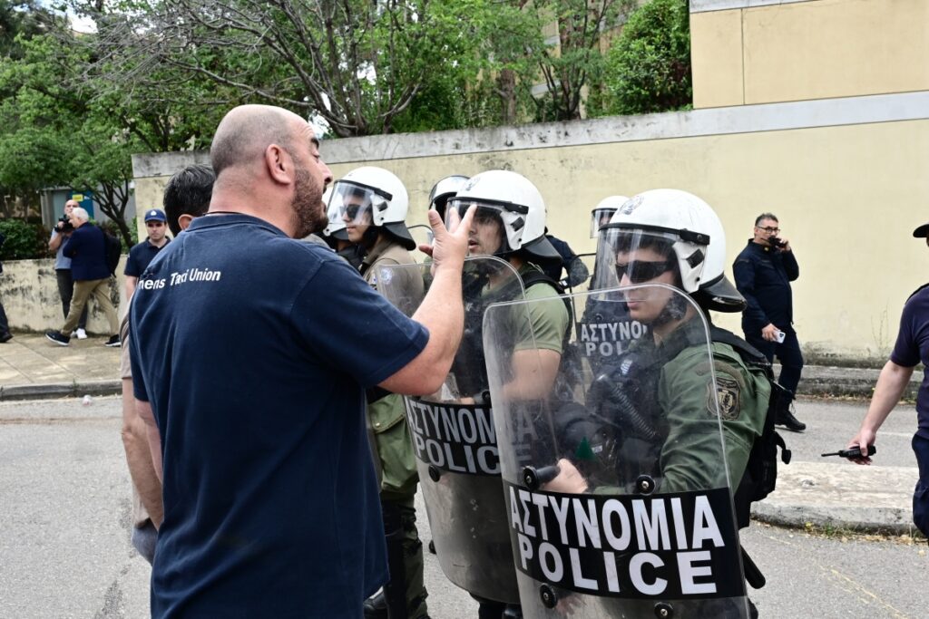 Απεργία ταξί: Ένταση έξω από το υπουργείο Μεταφορών μεταξύ ΜΑΤ και οδηγών [Εικόνες-Βίντεο ]