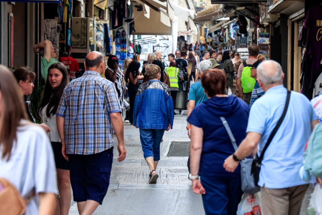 ΑΑΔΕ: Νέα «λουκέτα» και πρόστιμα σε τουριστικούς προορισμούς – Πάνω από 100 παραβάσεις σε μία εβδομάδα