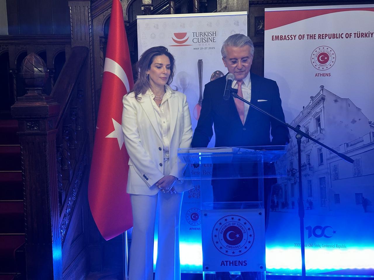 O Τούρκος Πρέσβης Çağatay Erciyes και η σύζυγος του Hala Erciyes στην εκδήλωση που διοργάνωσαν στην Πρεσβευτική κατοικία, στο πλαίσιο της Εβδομάδας Τουρκικής Γαστρονομίας