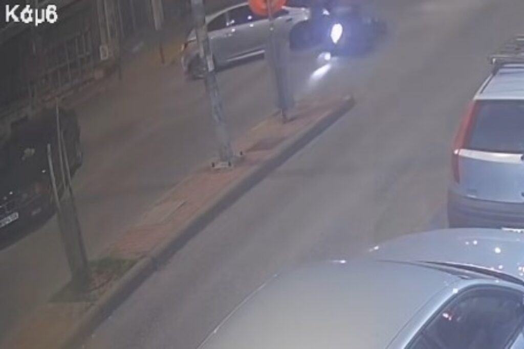 Θεσσαλονίκη: Μηχανή συγκρούστηκε με ΙΧ – Πέρασε ελάχιστα κατά την πτώση του ο αναβάτης από κολ