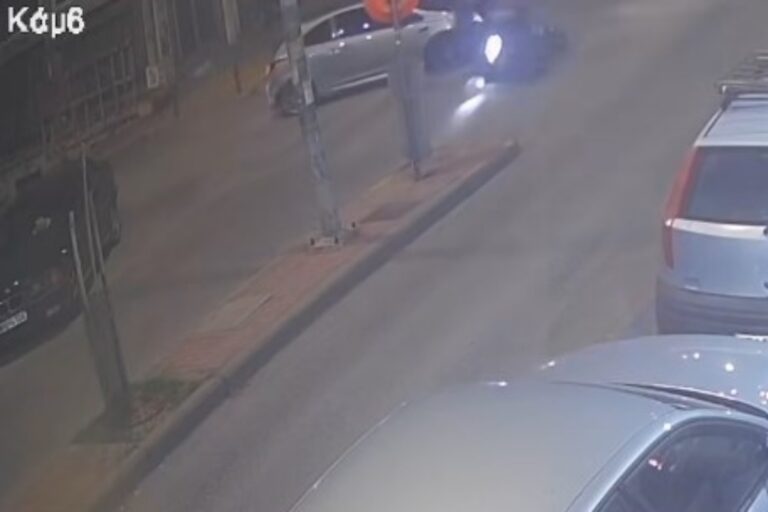 Θεσσαλονίκη: Μηχανή συγκρούστηκε με ΙΧ – Πέρασε ελάχιστα κατά την πτώση του ο αναβάτης από κολόνα [Βίντεο]