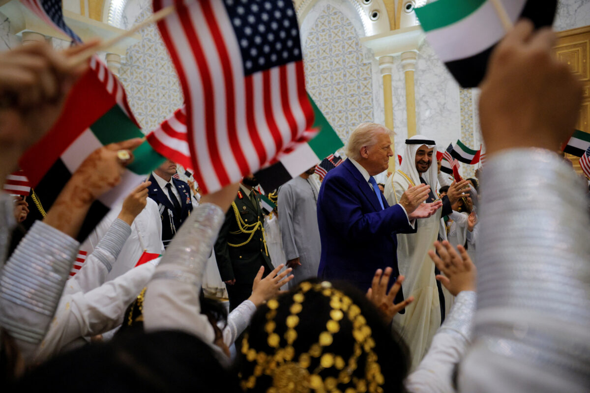 Ο Τραμπ έφτασε στο Άμπου Ντάμπι και επισκέφθηκε ένα τζαμί