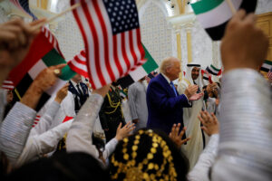 Ο Τραμπ έφτασε στο Άμπου Ντάμπι και επισκέφθηκε ένα τζαμί