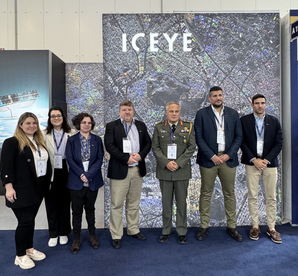 Η ICEYE ανέδειξε τις δυνατότητες των δορυφόρων SAR στη DEFEA 2025