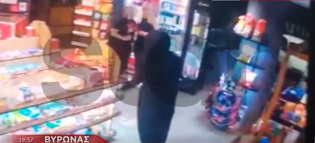 Βύρωνας: Ληστεία με μαχαίρι σε μίνι μάρκετ – Καρέ – καρέ οι κινήσεις του δράστη