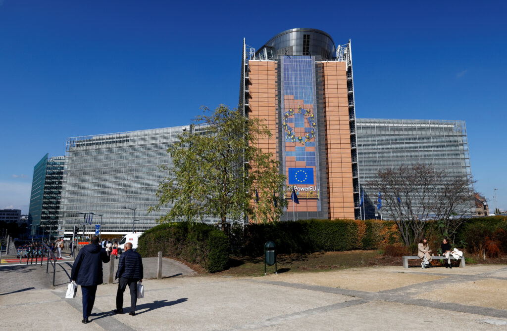 Κομισιόν: Ξεκινά έρευνα σε πλατφόρμες πορνογραφικού περιεχομένου – Κίνδυνος για τους ανήλικους