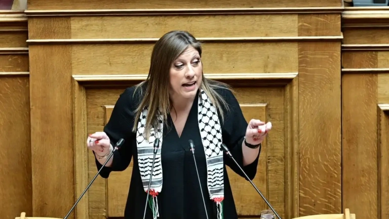 Νέο σόου από την Κωνσταντοπούλου – Με παλαιστινιακή “μαντίλα” στη Βουλή