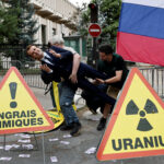 Ακτιβιστές έκλεψαν το κέρινο ομοίωμα του Μακρόν και το τοποθέτησαν έξω από τη… ρωσική πρεσβεία