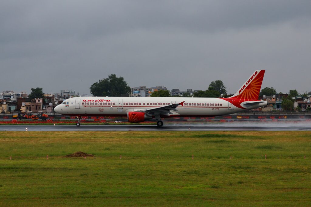 Πανικός σε πτήση της Air India: Επιβάτες και πλήρωμα αρρώστησαν στον αέρα – Συνεχίζονται τα πλ