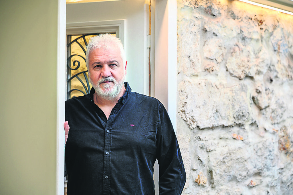 Πετρουλάκης στον ΕΤ για τη «Η σονάτα των αθέατων πουλιών»: Γράφοντας αυτό το βιβλίο φορτώθηκα ψυχικές ιστορίες που δεν μου ανήκουν
