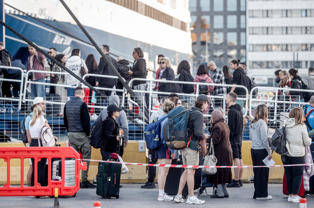 Αγίου Πνεύματος: Όπου φύγει φύγει - Πάνω από 155.000 οχήματα έχουν περάσει τα διόδια