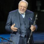 Το τελευταίο αντίο στον Πετρολούκα Χαλκιά στη Μητρόπολη Αθηνών – Παρόντα τα παιδιά του στο λαϊκό προσκύνημα