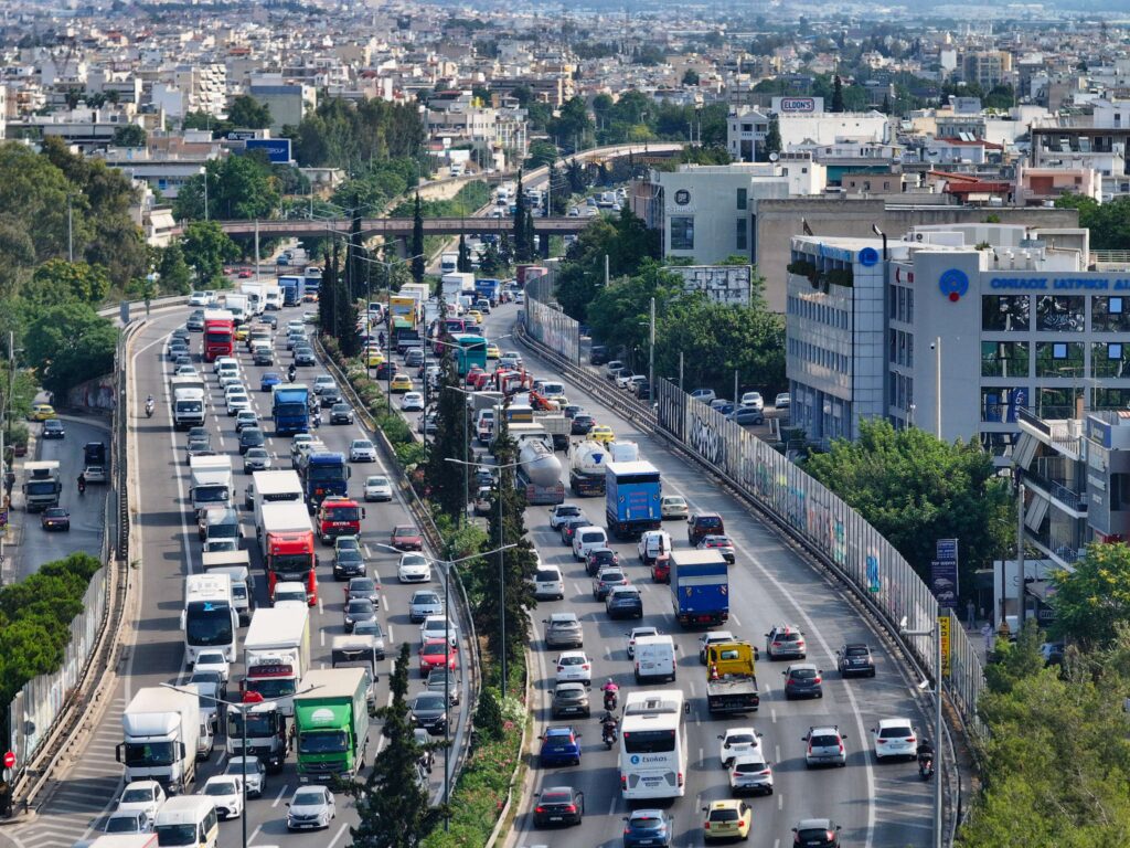 Αναχωρούν οι εκδρομείς για το τριήμερο του Αγίου Πνεύματος – Γεμάτα τα πλοία, αυξημένη η κίνηση στους δρόμους – Oι συμβουλές της ΕΛ.ΑΣ. για τις διαρρήξεις