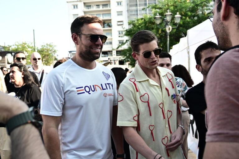 Ο Στέφανος Κασσελάκης στο Athens Pride με τον Τάιλερ ΜακΜπεθ και το σκύλο τους