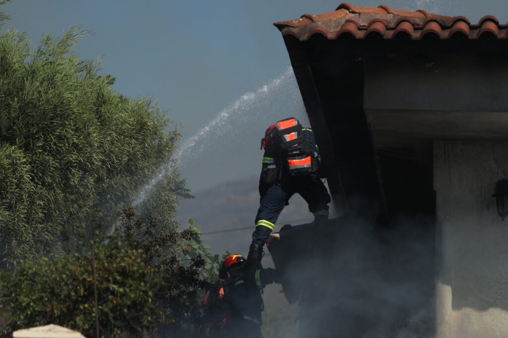 Πυροσβεστική για φωτιά στην Παλαιά Φώκαια: Τεράστια μάχη με τις φλόγες ανάμεσα στα σπίτια [συνεχής ε
