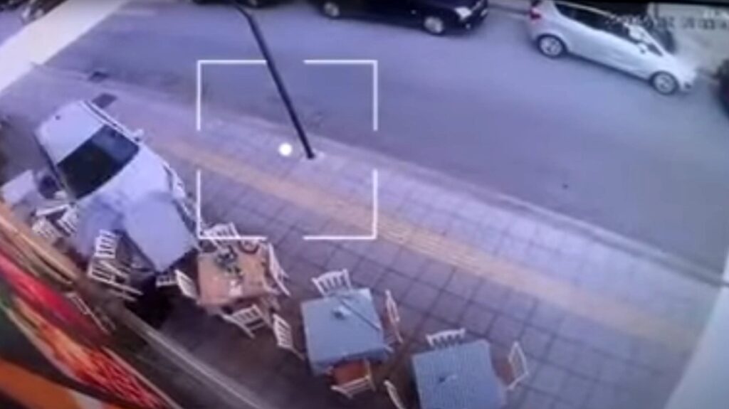 Τρελή πορεία αυτοκινήτου στο Αγρίνιο: Καβάλησε το πεζοδρόμιο και «ισοπέδωσε» τραπεζοκαθίσματα –