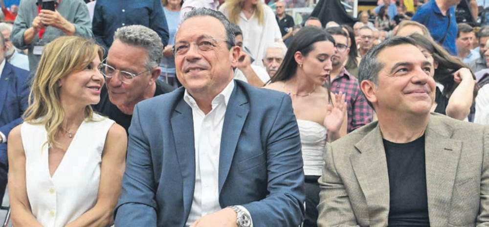 ΕΝΑ ΚΟΜΜΑ ΦΕΥΓΕΙ, ΕΝΑ «ΑΣΤΕΡΙ» ΣΒΗΝΕΙ