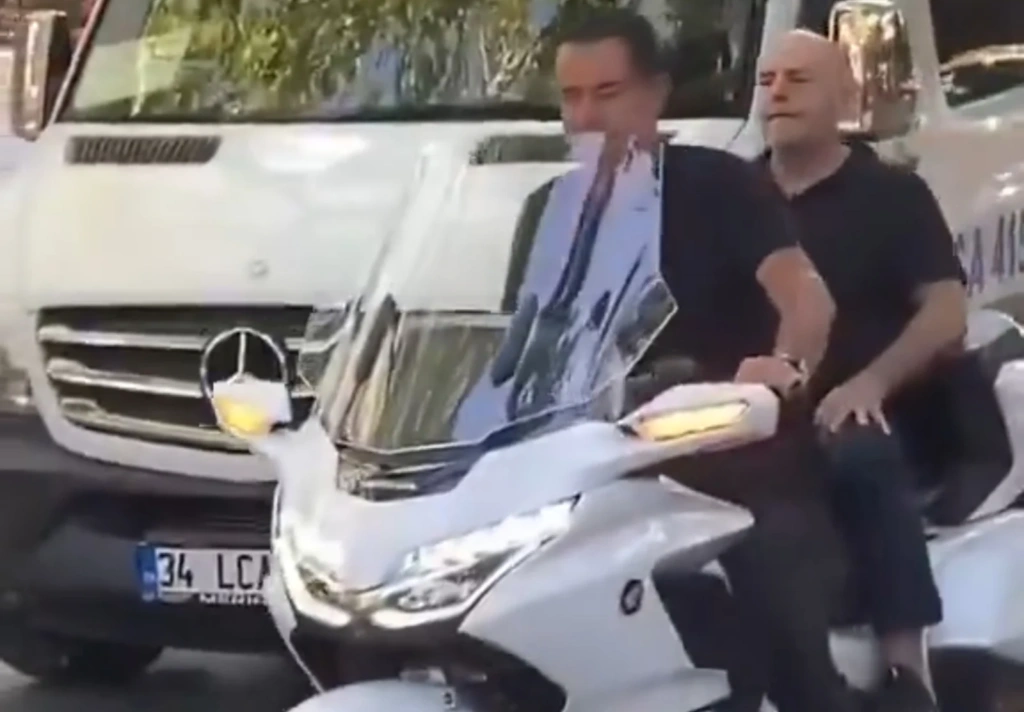 Γιάννης Αλαφούζος: Βόλτα με τη μηχανή του Ατζούν Ιλιτζαλί – Αντιδράσεις για το viral βίντεο