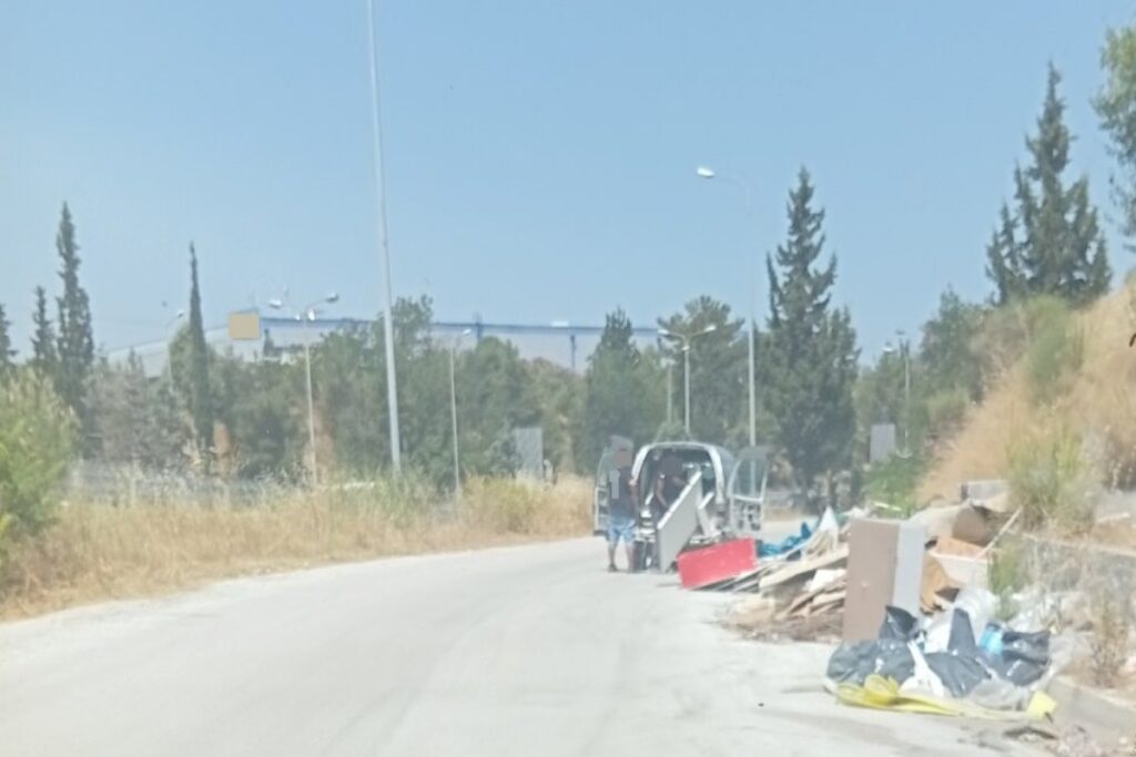 Θεσσαλονίκη: Τους έπιασαν την ώρα που πετούσαν παράνομα μπάζα ανακαινίσεων στην άκρη του δρόμου [Εικ
