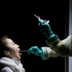 Αυτό είναι το νέο ανησυχητικό σύμπτωμα COVID: Το έχουν όλοι που νοσούν με την τελευταία παραλλαγή